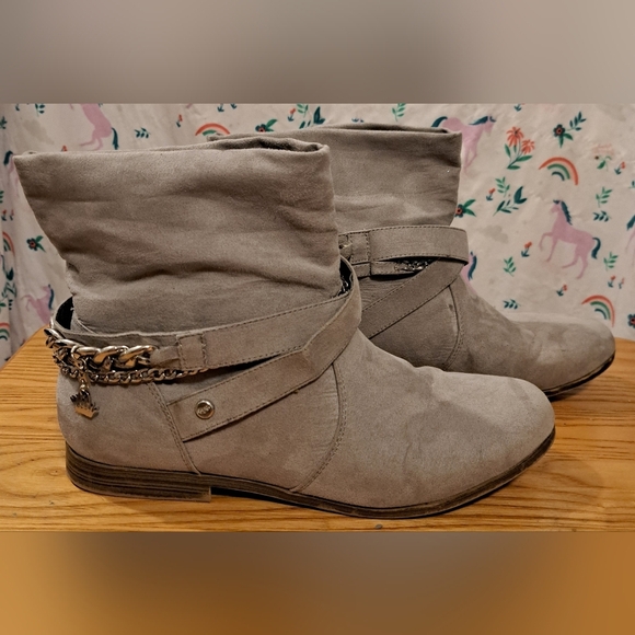 Juicy Couture Grey Vegan Suede Neutral Boho Casual Ankle Boot w/ Chains SZ 8M - Picture 1 of 10